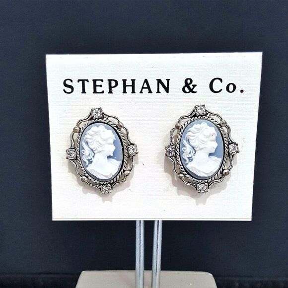 STEPHAN & Co. Cameo Clip On Earrings - Picture 1 of 1